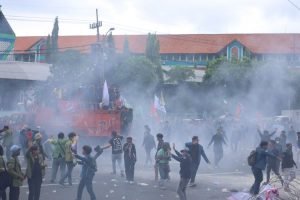 17 Orang Ditangkap Buntut Unjuk Rasa Ricuh di UMI Makassar: Apa yang Sebenarnya Terjadi?
