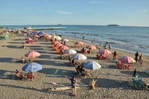 Pantai Gandoriah Pariaman: Pesona Laut dan Keindahan Alam yang Memikat