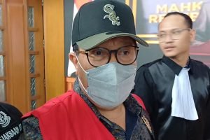 Kaki Advokat Naik Meja Sidang: Tanda Runtuhnya Wibawa Peradilan di Indonesia?