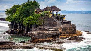 Menyaksikan Keindahan Tanah Lot Bali: Tempat Wisata Ikonik yang Wajib Dikunjungi