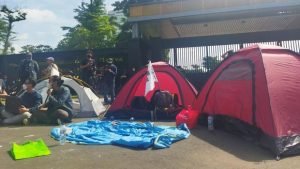 Aksi Berkemah di Depan Gedung DPR: Masyarakat Tolak Pengesahan RUU TNI