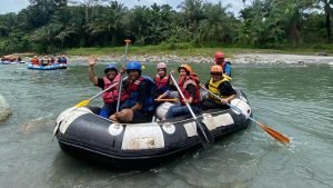 Menantang Adrenalin di Tengah Alam: Serunya Arung Jeram Sungai Binge