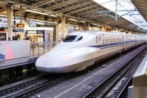 Kereta Cepat Shinkansen Terhenti Akibat Ular