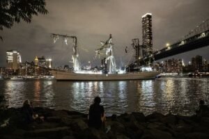 Kapal Perang Meksiko Tabrak Jembatan Brooklyn