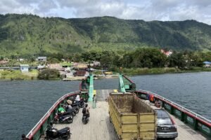 Tips Aman Naik Kapal Menuju Pulau Samosir